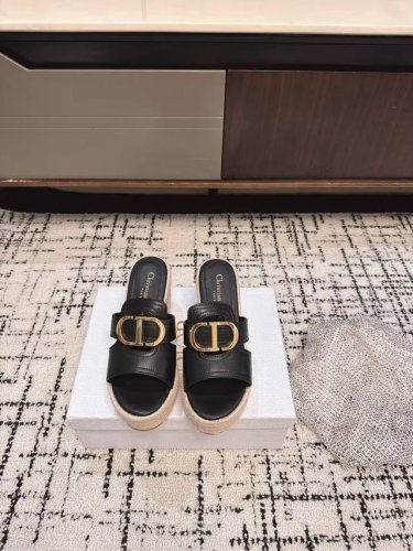 代购级 Dior 迪奥 25Ss 春夏新款 凉鞋 经典L设计可谓是这两年主打系列 无论包包鞋子还是是衣服都非常的热门 专柜同步 发货包装 原版定制 各方面细节非