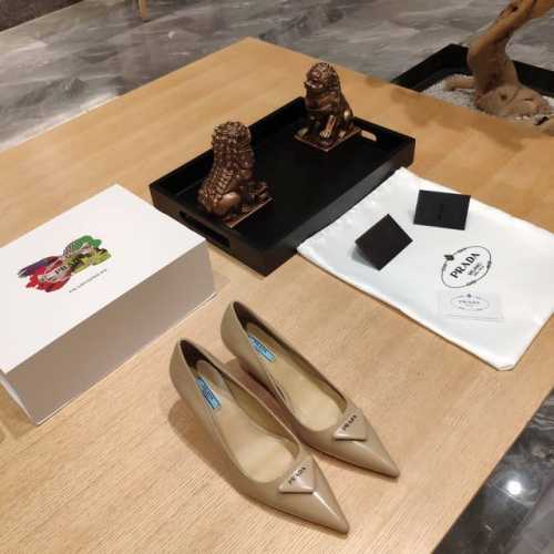 顶级包装配套最高版本 PRADA 普拉达春夏新品， 顶级版本 实力来袭！ prada春夏秀款，订购会最火爆的坡跟凉鞋系列。 单鞋 马克线胆位铁扣包头拖、三角皮包