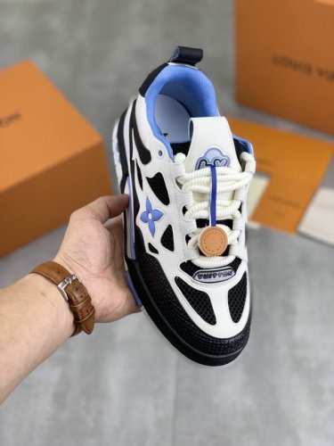 工厂P价P 实价 新款Lv Trainer 系列运动鞋出货，本款 Lv Trainer 运动鞋以正绒面和粒面牛皮革重绎 Virgil Abloh 的经典之作，再