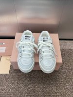 工厂价 Miumiu 2025春夏高定系列走秀新款系带休闲运动小白鞋 缪缪明星同款字母Logo厚底圆头擦色做旧滑板女鞋 材质 鞋面进口小牛皮+水染羊皮内里+原版
