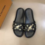 Ouis*Uitto* 最新爆款男士拖鞋，高端精品，原版牛皮材质，精细做工，鞋底超软，休闲宽松舒适型，经典老花设计，夏季必入哦！码数38-45