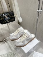 Maison Margiela mm6马吉拉半拖德训鞋 复古感满分 随便穿搭就可以很高级 鞋子很轻便 穿起来上脚超级舒服透气 最重要不累脚，不磨脚！ 一年四季