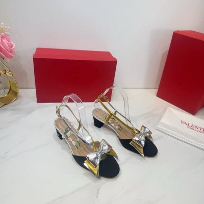 出厂 valentino 华伦天奴 2025Ss早春新品 valentino Garavani 的经典 Roman Stud 系列以全新的诠释方式首发 最新原版