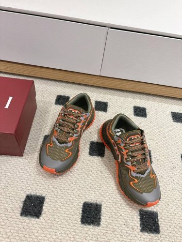 Gucci古驰G家 24ss最新款 老爹鞋 厚底 休闲 运动鞋 这款Rhyton系列运动鞋采用象牙白色皮革搭配复古设计，鞋身巧妙融入撞色互扣式双G镂空细节，为这