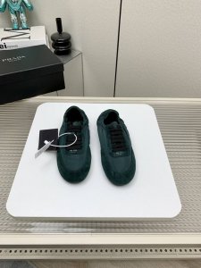 出厂 高版本 Prada 普拉达 25 早春 走秀 休闲 阿甘 德训鞋 出镜率很高的就是这款德训鞋 外形是像芭蕾舞鞋一样的跑鞋，柔软的皮质加上Prada 专属尼