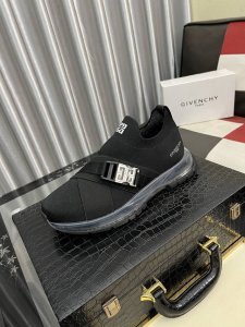 出厂价pp： 纪梵希 最 新款精心打造，引爆全场！不断创新的国际品牌 此款男士四季运动休闲鞋，原版版本，鞋面采用牛皮冲孔材质面料 ，皮垫脚气垫底大底，透气舒适以