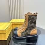 高版本出厂 Fendi 芬迪24秋冬系带马丁靴 短靴 骑士靴 原版购入开发 做货 爆款芬迪短靴 以开油珠小牛皮制作，风格经久不衰，系带系统稳固安全，可轻松搭配秋