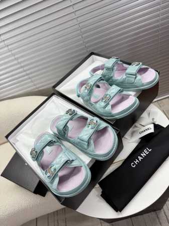 chanel~~沙滩鞋~~经典凉鞋，百搭M多裙子 裤子，网红搭配不同颜色袜子穿也超级洋气 看似简单的凉鞋却历经多月M次调试改模，鞋型中底工艺都是正品级别 实物比 - 点击图像关闭