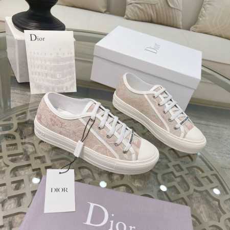元 Dior 迪奥 春夏新款 刺绣花园鞋，原版复制，专柜包装，最高版本！ 面料：纯棉刺绣 垫脚：牛皮 内里：牛皮 大底：原版五角星大底 颜色：粉色 码数：35- - 点击图像关闭
