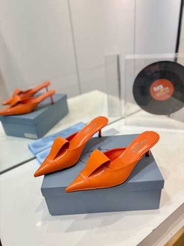 工厂价 Prada 普拉达 2024 专柜走秀款尖头凉鞋 对折舌 高跟 早春走秀款！ 鞋面：高定制开边珠面料 内里：进口水染羊皮 大底：原版意大利真皮大底 跟高