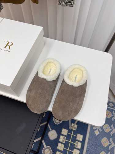 高品质出厂 The Row 24ss 秋冬新款复古大头包头拖 勃肯羊毛拖 第一眼看到这个鞋子感觉不起眼，没有过多的装饰很简单 但带有点复古味呆萌可爱随意搭配都好