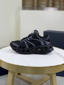 工厂价 顶级版本 迪奥Dior Chrono 高版本运动跑步鞋 2025新品，以白色和黑色网眼织物搭配皮革效果镶片，两侧饰以电脑打印 CD 标志、鞋舌上的星星补