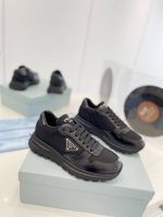 工厂价 男加10普拉达prada 运动鞋融优雅的创意设计以及prada系列典型的材质于一身。 鞋身采用海洋塑料回收物所制的创新性re-Nylon再生尼龙和亮面牛
