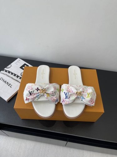 Lv 25春夏新款 新款沙滩拖鞋 高级感十足 复古又时髦 上脚美炸了 原版订制皮料 内里牛里 橡胶组合高端大底 码数: 35-42 35.40.41.42.定做
