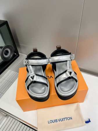 340Lv 22Ss厚底休闲凉鞋夏天离不开凉鞋 羊皮鞋面细腻脚感 鞋身并饰以品牌Logo极具辨识度 4Cm厚底瞬间拔高气场 修饰腿型码数：35-40 - 点击图像关闭