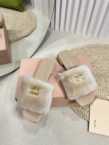 Miumiu 缪缪新款拖鞋 高品质闭眼入！超好穿搭，采用毛绒鞋面，人工一体裁剪，羊皮垫脚内里更加柔软舒服， 小字母五金mlu Mlu 原版真皮大底，约1.5Cm