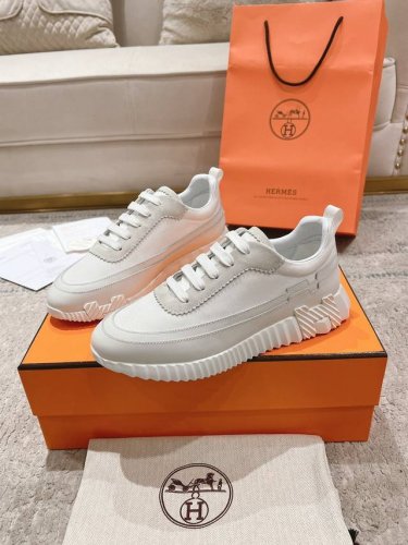 顶级版本2024ss Hermès 爱马仕 初秋新品情侣款 休闲鞋拼色设计MM风 超前时尚 简约高级 随意搭配 上脚非常轻便舒适鞋面：麂皮 牛皮内里：羊皮大底：