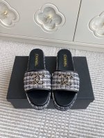 代购级Chane*小香新品链条Cc厚底凉拖鞋 简洁 精美风格的小香,是很多女孩的心头好 上脚美炸了 真的很长草，悠然闲适的魅力，闭眼入系列 原版定制面料十分 水