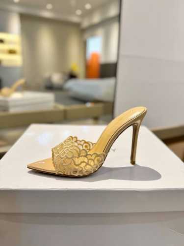 Gianvito rossi 2024 经典款尖头电绣高跟鞋，它的出现就像夜空中最璀璨的星辰。经典的款式，永恒的魅力，电绣的图案更是为其增添了梦幻的色彩。每一步