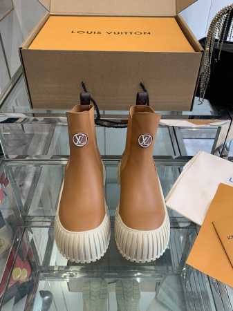 顶级版本 Louis Vuitton LV 网红，大明星走秀新款 大头马丁靴 休闲百搭时尚潮流款，上脚舒适 搭配路易威登标识点缀亮点 八寸靴大气显气质 面料：进 - 点击图像关闭