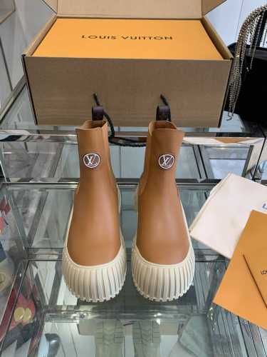 顶级版本 Louis Vuitton LV 网红，大明星走秀新款 大头马丁靴 休闲百搭时尚潮流款，上脚舒适 搭配路易威登标识点缀亮点 八寸靴大气显气质 面料：进