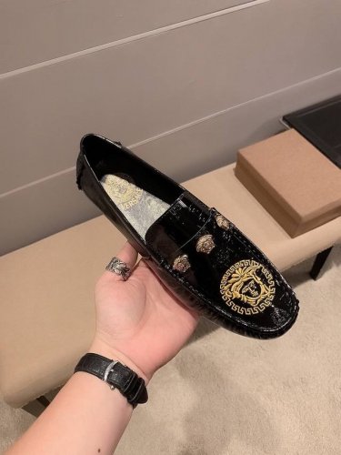 品牌范思哲 官方旗舰店新款 鞋面进口意大利头层牛漆皮制作 头层羊皮 不掉色 内里 原版进口耐磨橡胶底 官网出品 采用精湛工艺 面料光亮精美 穿着舒适 鞋面尽显品