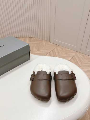 羊毛款女款出 、BALENCIAGA巴黎世家~勃肯 情侣款 Sunday Suede Mule五指勃肯24秋冬秀款勃肯拖鞋半拖，五个冲动的脚指印太可爱了，脚感也