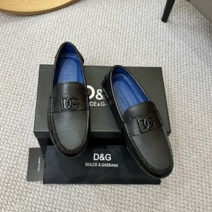 出厂价P 羊里 D&G杜嘉班纳新款休闲驾车豆豆鞋 ，最新爆款，顶端品牌奢侈～代购，顶级～质量 。 鞋面選用进口原版牛皮 全进口羊皮.内里 精细做工。原版个性时尚