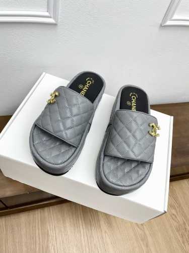 Chanel2025新款菱格增高厚底一字拖鞋 众多明星网红上脚，国内外博主刷爆的一个百搭系列，春夏衣橱搭配必备 凉鞋首选. 鞋面：羊皮 内里: 进口水晶羊皮内里