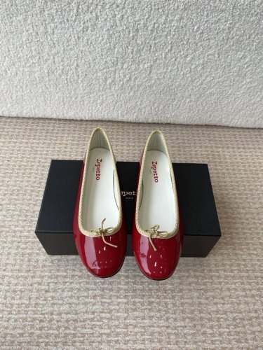 Repetto 25Ss 春夏 平底芭蕾舞鞋 单鞋 鞋头和鞋垫里面 上脚脚感舒适显瘦 配啥啥好看哈！仙女们冲 限量款 鞋面：进口漆皮 内里垫脚：羊皮 鞋底：原版