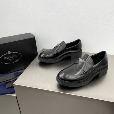 prada 普拉达亮面皮革乐福鞋 这款乐福鞋选用标志性的亮面牛皮革打造，皮革饰带三角形涂珐琅金属徽标装饰、配防滑耐磨轻质橡胶凹凸纹鞋底，牛皮内里垫脚，垫脚烫印金