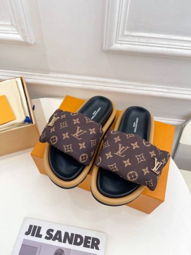 p直销 Lv 路易威登 223 春夏新品 专柜主打最新款压花拖鞋硬货上新 高级感十足！国内外博主刷爆的一款，复古又时髦 上脚美炸了！官网主推款★ T 鞋面：高定