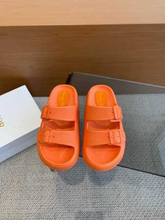 Dior 迪奥 2024ss 夏季新款 沙滩拖鞋 夏天到海边度假的最佳选择 这款最得意的设计就是垫脚磨砂面，区别于任何一款果冻鞋，碰水不会滑脚 下雨天或海边游玩 - 点击图像关闭