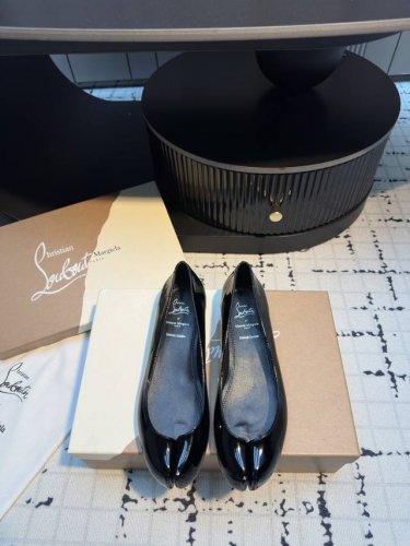 cl X Maison Margiel* 25Ss分趾平底单鞋 maison Margiela 与 Christian Louboutin 推出首个联名鞋履系列