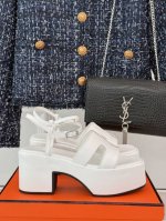 厂价 Hermès 爱马仕经典H厚底凉鞋依旧是永恒经典的H造型 极约复古的设计 浓厚的异域风情厚底在拉长腿方面真的yyds百搭舒适 上脚秒变大长腿！面料采用进口