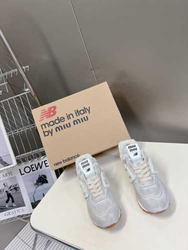 Miu MiuNew Balance 574联名系列、各大品牌都热衷于跨界联名、缪缪这次联名诚意满满非常有亮点鞋面粗纹布料拼接、做旧毛边设计、复古又叛逆、令人眼