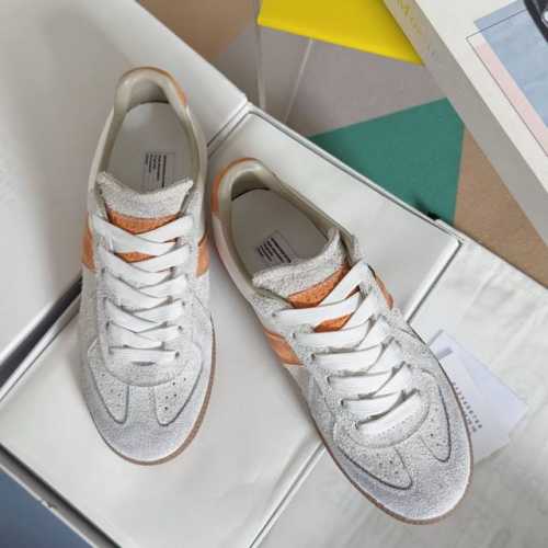 顶级版本：情侣款 MaisonMargiela MM6 马吉拉 情侣款 德训鞋 休闲 运动鞋原版购入开发 做货 鬼才设计师品牌，一个轻奢品牌 这一款德国训练鞋延