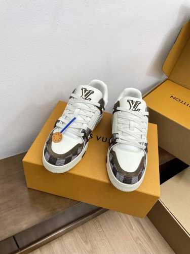 男码# 顶级代购版本 LV trainer 情侣限定系列休闲运动篮球鞋 颜值担当 上脚帅炸，每个颜色都是巨巨巨好看！潮人必备单品 原版订制压纹粒面小牛皮 非市面