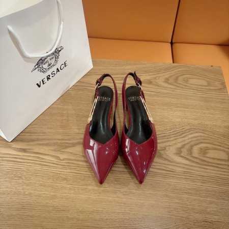 VERSACE 范思哲新款 美杜莎别针扣小粗跟后空凉鞋 鞋头尖头设计美杜莎女王专属LOGO纤巧利落的造型，衬显双脚更加秀美、骨感，同时又散发着浓郁时尚气 - 点击图像关闭