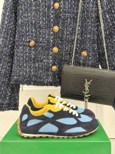 厂价 男码10 Bottega Veneta Bv葆蝶家情侣款 休闲运动鞋 以90年代复古风格为灵感 呼应品牌标志性Intrecciato编织元素 展现出精致前