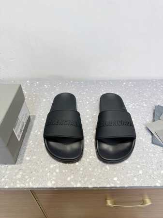 Balenciaga 巴黎世家 25Ss春夏新款 情侣款 拖鞋 鞋面胶片打印工艺 各种品牌元素 时装博主与欧美明星大爱款 夏天必备款 时尚却不过分张扬 羊皮内里 - 点击图像关闭