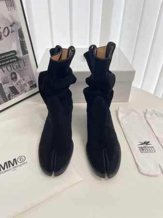 MaisonMargiela｜MM6 马吉拉复古分趾靴褶皱西部牛仔靴 刻着“时髦”两字的猪蹄分趾鞋 分趾开衩位置真的是考究工艺的细节点 花费了超多时间去保证鞋子 - 点击图像关闭