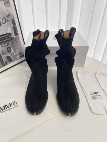 MaisonMargiela｜MM6 马吉拉复古分趾靴褶皱西部牛仔靴 刻着“时髦”两字的猪蹄分趾鞋 分趾开衩位置真的是考究工艺的细节点 花费了超多时间去保证鞋子