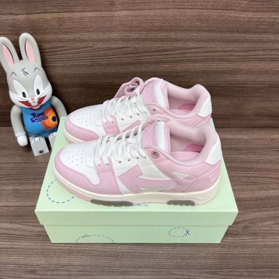顶级版本Off-White Out Of Office 低帮滑板鞋情侣款粉白。 Off-White箭头符号、Ziptie 标签、1Ogo印花等经典元素皆在此呈现