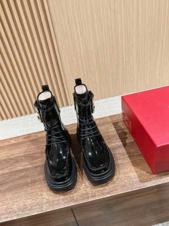 罗杰维维亚Wallaviv 厚底短靴 甜甜酷酷的马丁靴女孩 Wallaviv系列兼具时尚与舒适，本款皮靴款式个性，以厚底设计别具一格。柔软小牛皮材质制成，靴筒系 - 点击图像关闭