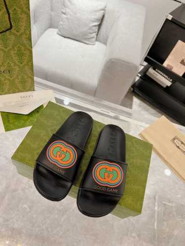 Gucci情侣款拖鞋 顶级版 春夏网红必备拖鞋 Yp一比一还原，所有细节 材质 舒适度 全部跟原版一样了 复刻度98%。码数：女35-40男39-44