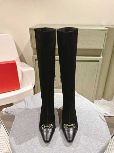 菲拉格慕专柜秋冬系列新品长靴鞋型线条流畅 版型超赞 上脚舒适.增高.显瘦.拉长腿部线条，百搭时尚短靴必选！ 进口羊京面牛漆皮 小羊皮内里 意大利高密度真皮大底