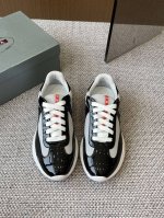 prada 普拉达 25Ss春夏新款 休闲运动鞋 情侣款 采用进口纯色漆皮 拼接网孔牛皮鞋面 立体几何分割 多色拼接 时尚大方 柔软舒适透气，外侧饰有prada