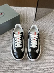 prada 普拉达 25Ss春夏新款 休闲运动鞋 情侣款 采用进口纯色漆皮 拼接网孔牛皮鞋面 立体几何分割 多色拼接 时尚大方 柔软舒适透气，外侧饰有prada
