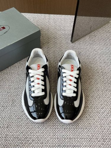 prada 普拉达 25Ss春夏新款 休闲运动鞋 情侣款 采用进口纯色漆皮 拼接网孔牛皮鞋面 立体几何分割 多色拼接 时尚大方 柔软舒适透气，外侧饰有prada